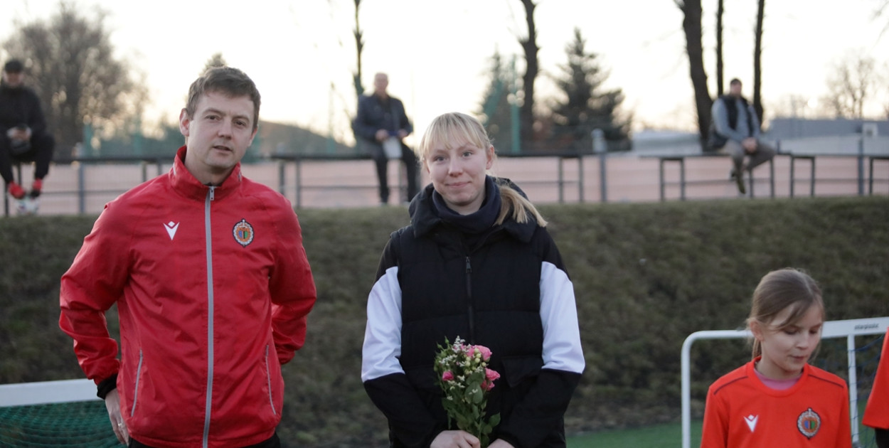Kwiaty i czekoladki od piłkarzy dla piłkarek