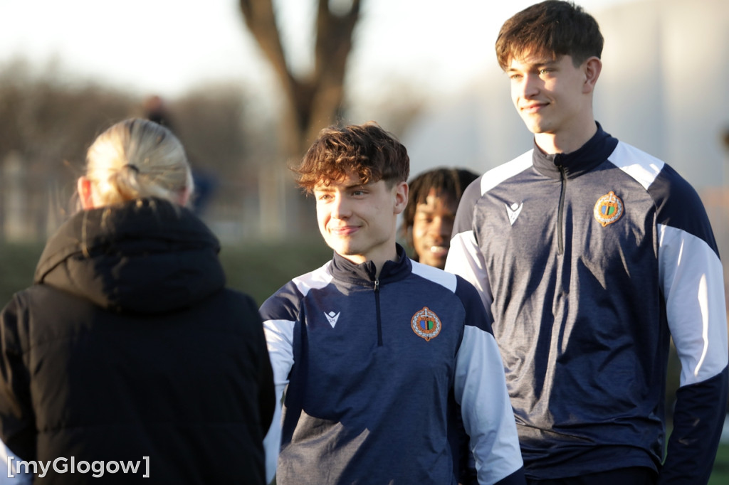 Kwiaty i czekoladki od piłkarzy dla piłkarek