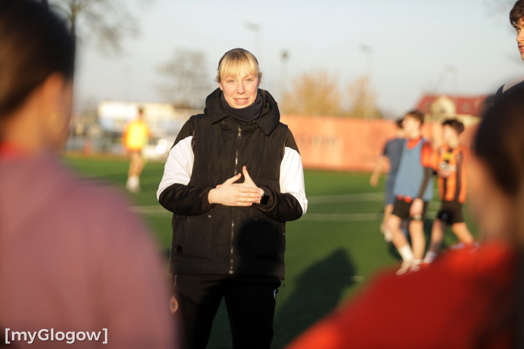 Kwiaty i czekoladki od piłkarzy dla piłkarek