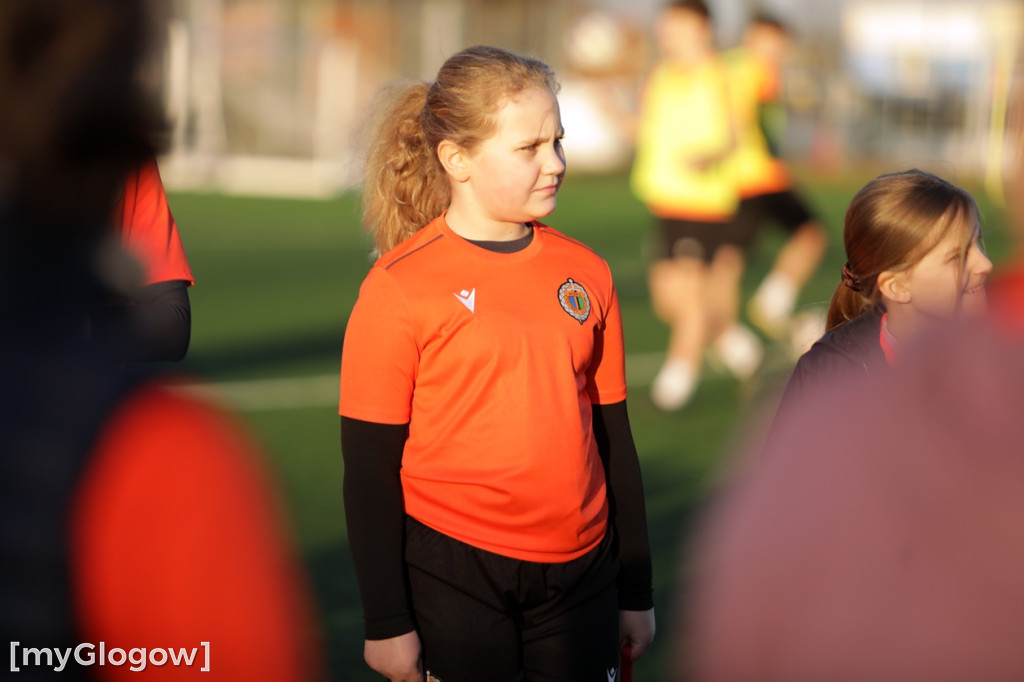 Kwiaty i czekoladki od piłkarzy dla piłkarek