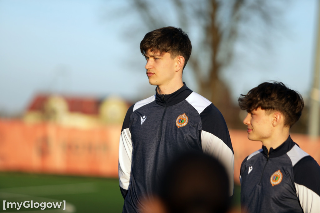 Kwiaty i czekoladki od piłkarzy dla piłkarek