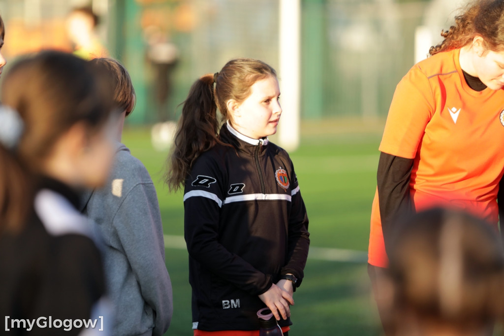 Kwiaty i czekoladki od piłkarzy dla piłkarek