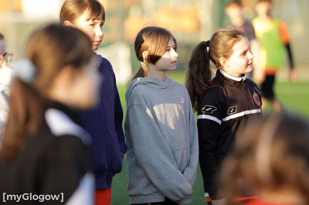 Kwiaty i czekoladki od piłkarzy dla piłkarek