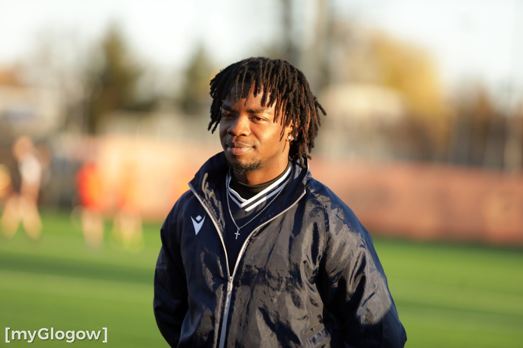 Kwiaty i czekoladki od piłkarzy dla piłkarek