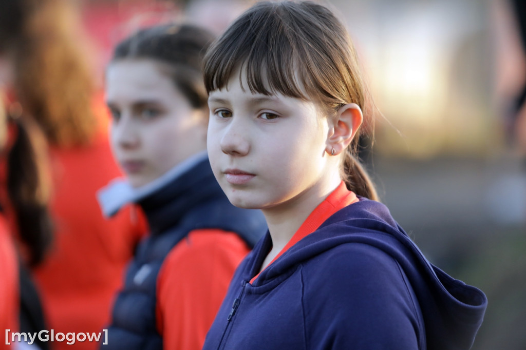 Kwiaty i czekoladki od piłkarzy dla piłkarek