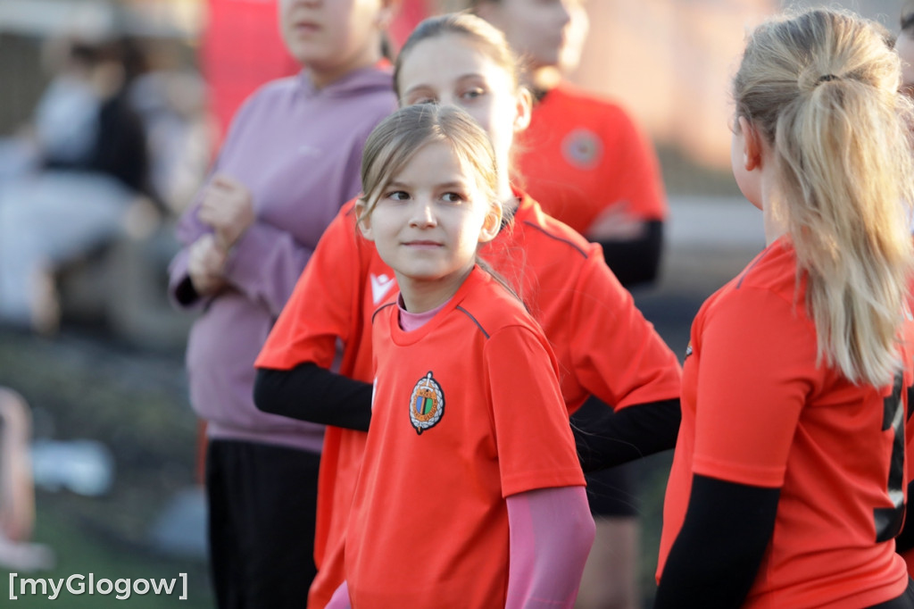 Kwiaty i czekoladki od piłkarzy dla piłkarek