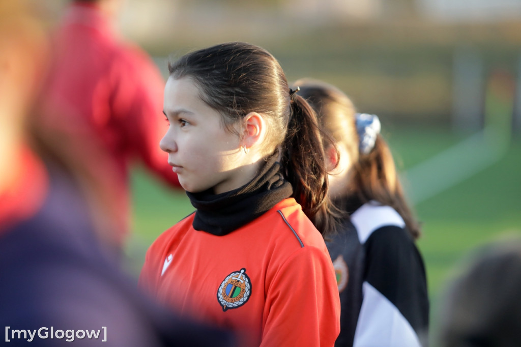 Kwiaty i czekoladki od piłkarzy dla piłkarek