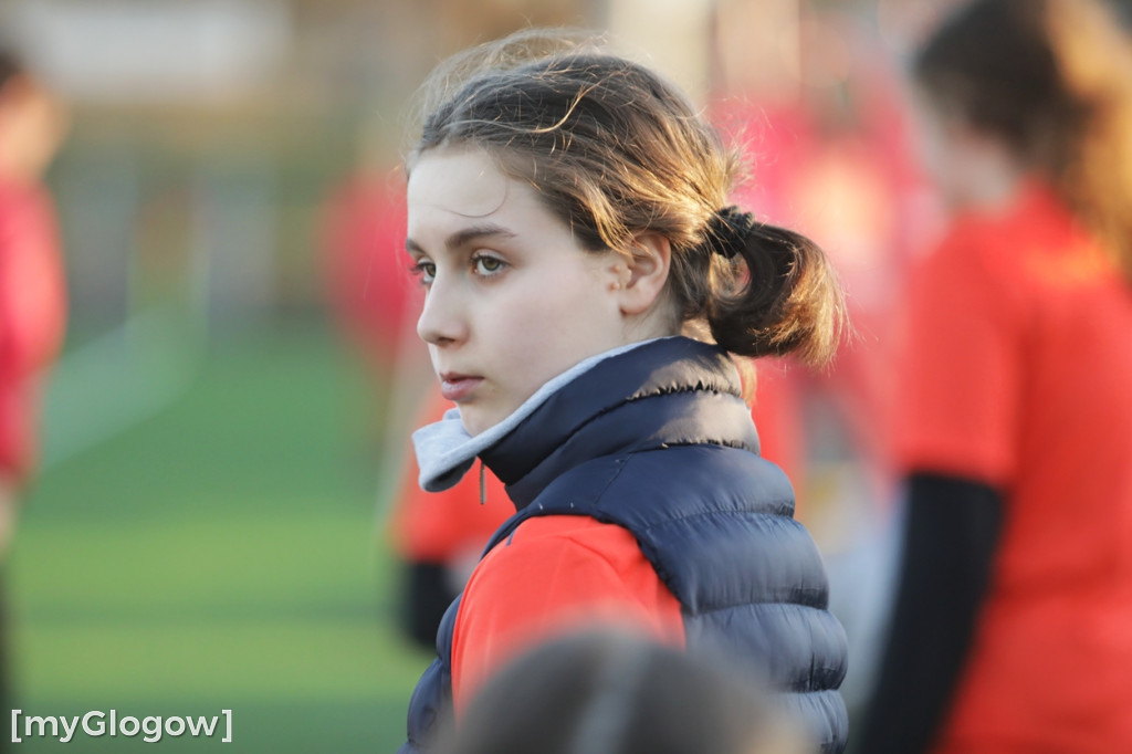 Kwiaty i czekoladki od piłkarzy dla piłkarek