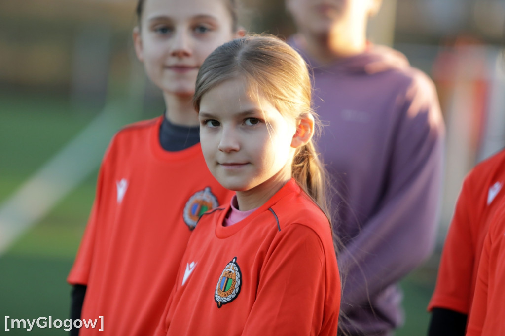 Kwiaty i czekoladki od piłkarzy dla piłkarek