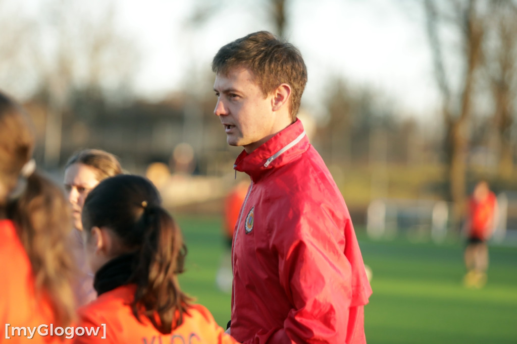 Kwiaty i czekoladki od piłkarzy dla piłkarek