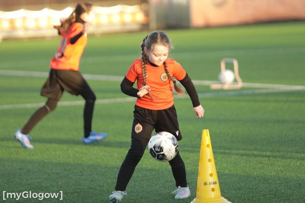 Kwiaty i czekoladki od piłkarzy dla piłkarek