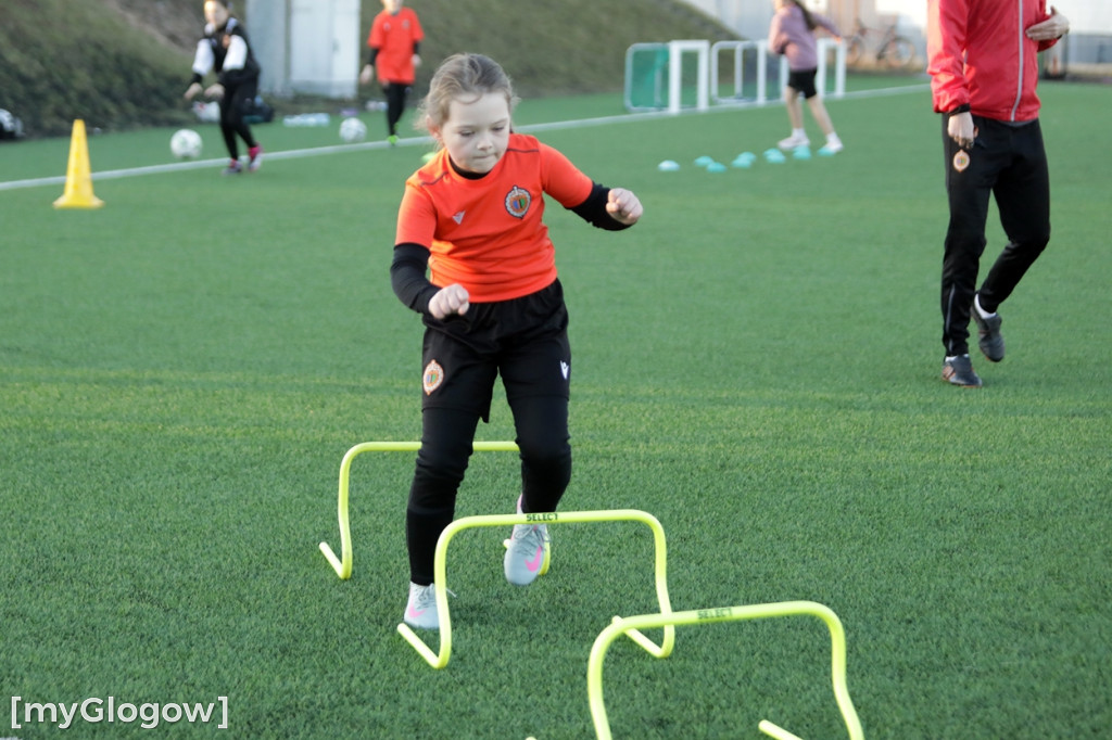 Kwiaty i czekoladki od piłkarzy dla piłkarek