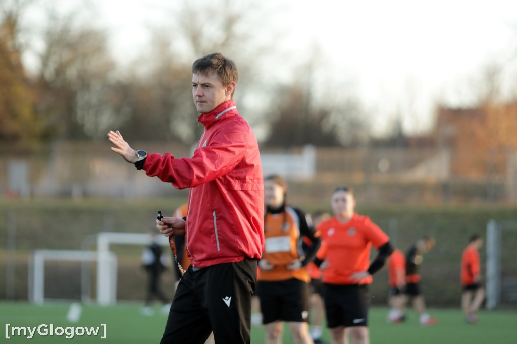 Kwiaty i czekoladki od piłkarzy dla piłkarek