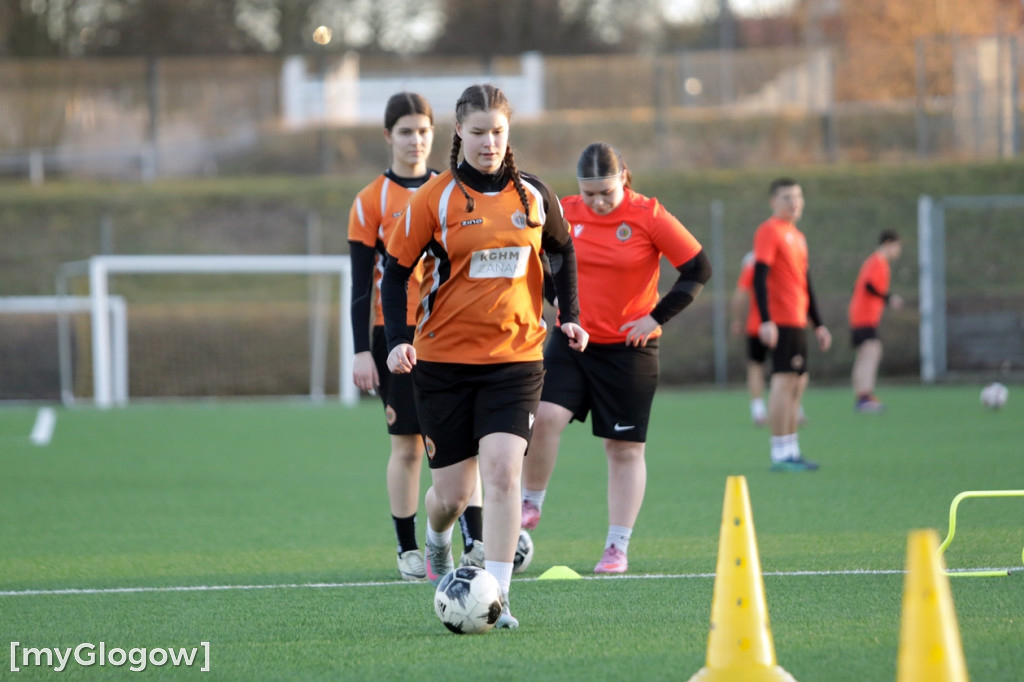 Kwiaty i czekoladki od piłkarzy dla piłkarek