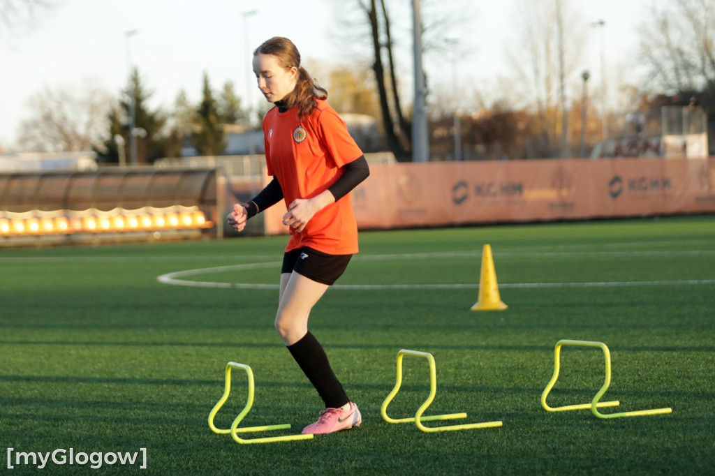 Kwiaty i czekoladki od piłkarzy dla piłkarek