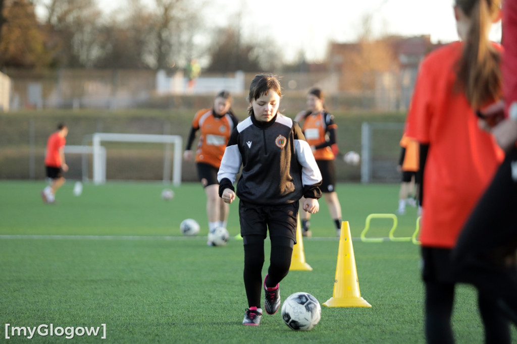 Kwiaty i czekoladki od piłkarzy dla piłkarek