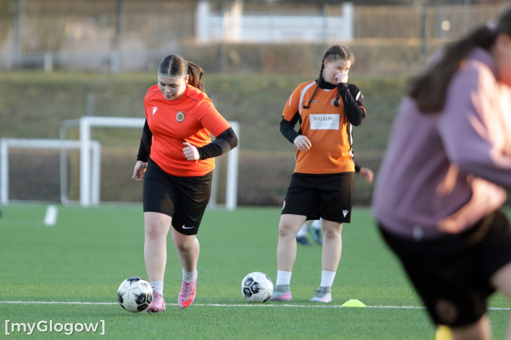 Kwiaty i czekoladki od piłkarzy dla piłkarek
