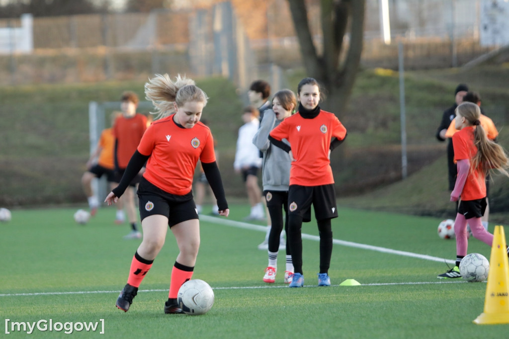 Kwiaty i czekoladki od piłkarzy dla piłkarek