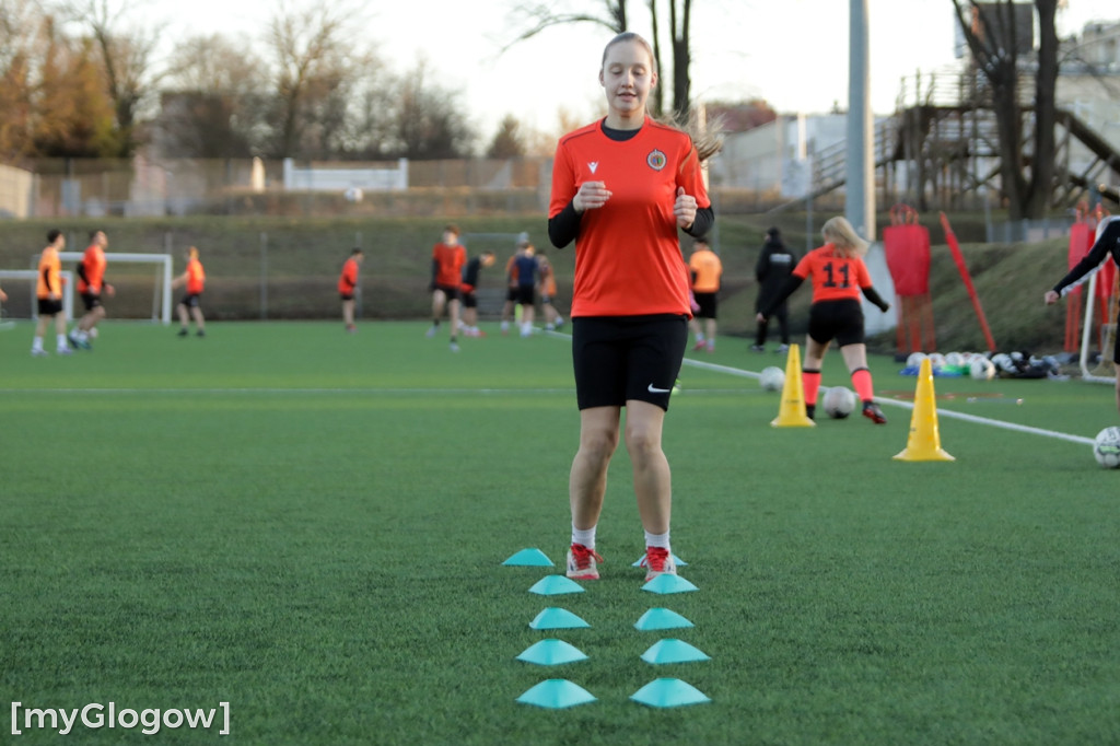 Kwiaty i czekoladki od piłkarzy dla piłkarek