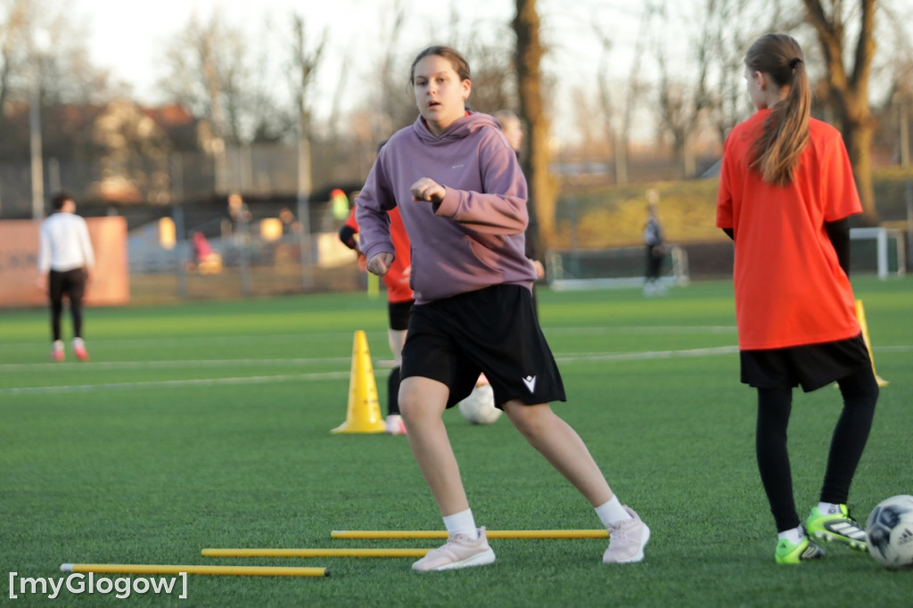 Kwiaty i czekoladki od piłkarzy dla piłkarek