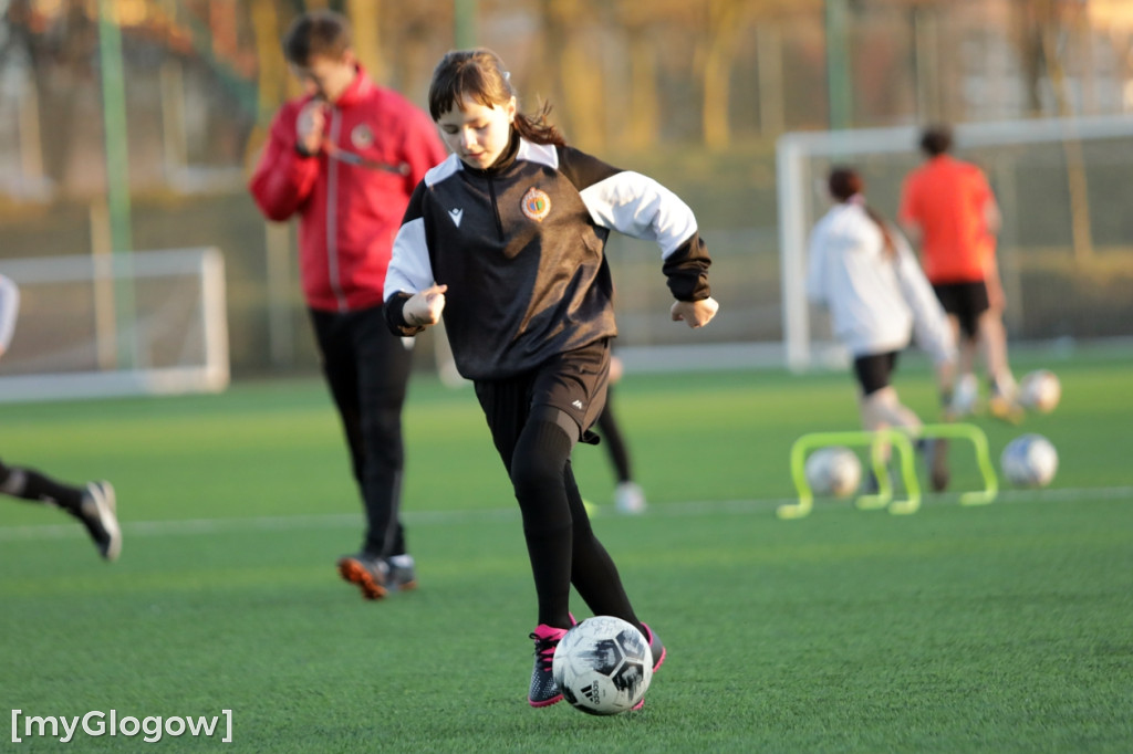 Kwiaty i czekoladki od piłkarzy dla piłkarek