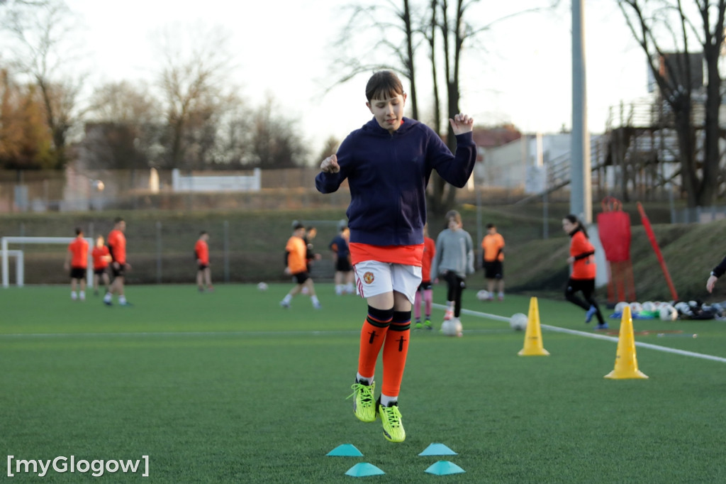 Kwiaty i czekoladki od piłkarzy dla piłkarek