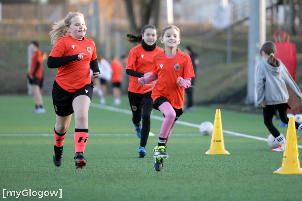 Kwiaty i czekoladki od piłkarzy dla piłkarek