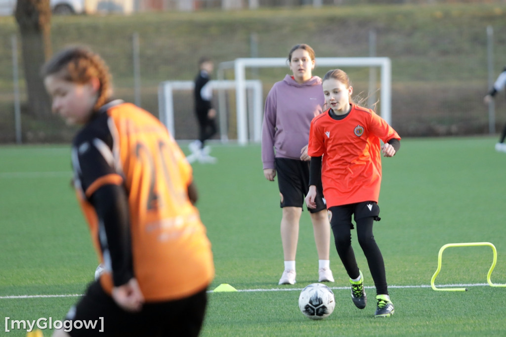 Kwiaty i czekoladki od piłkarzy dla piłkarek