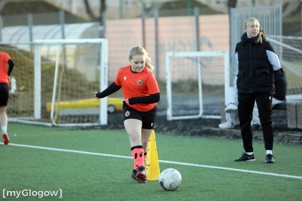 Kwiaty i czekoladki od piłkarzy dla piłkarek