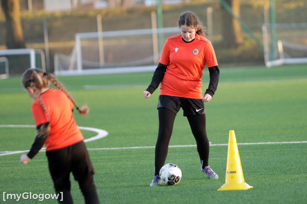 Kwiaty i czekoladki od piłkarzy dla piłkarek