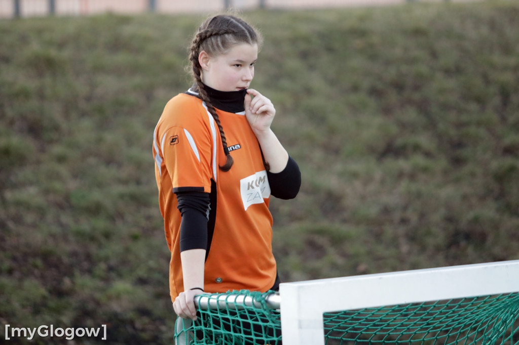 Kwiaty i czekoladki od piłkarzy dla piłkarek