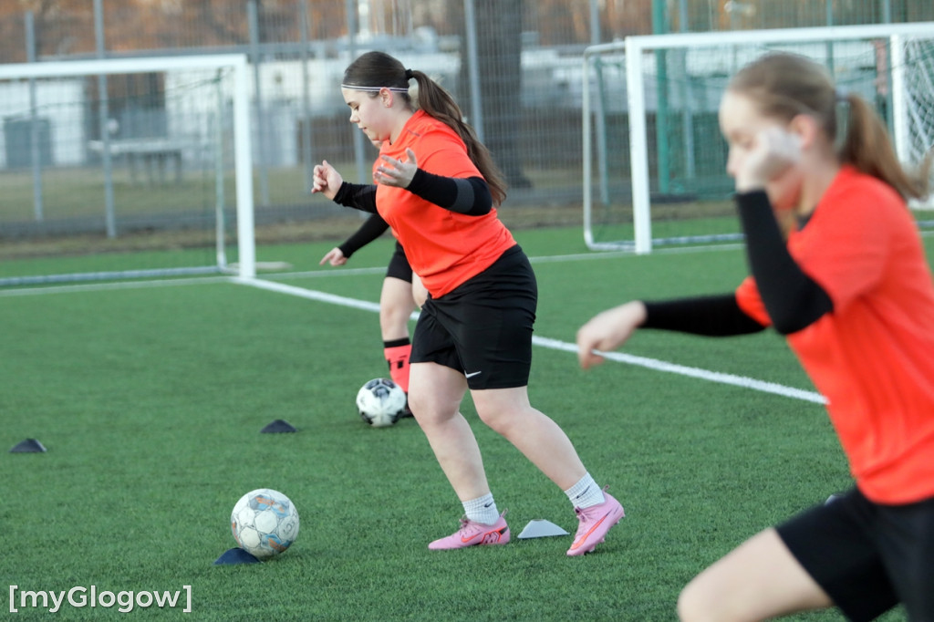 Kwiaty i czekoladki od piłkarzy dla piłkarek