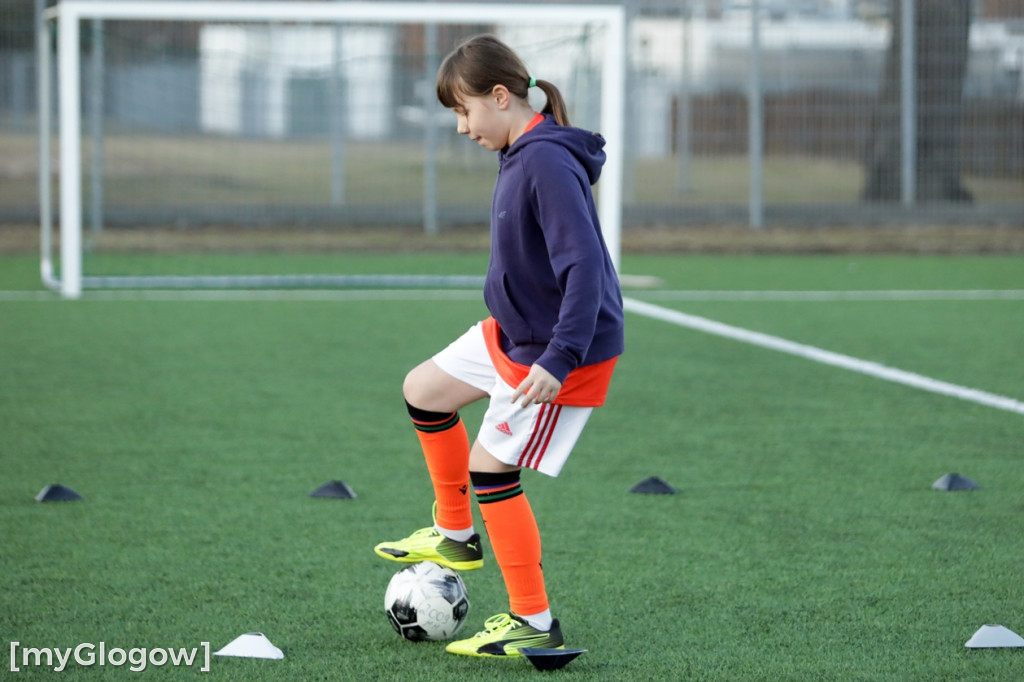 Kwiaty i czekoladki od piłkarzy dla piłkarek