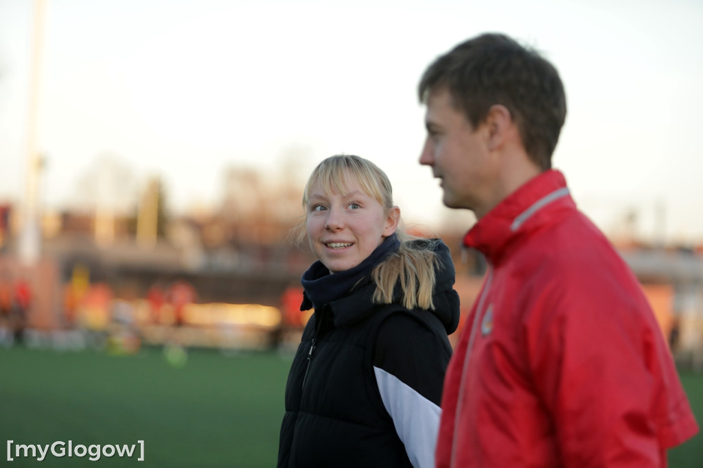 Kwiaty i czekoladki od piłkarzy dla piłkarek