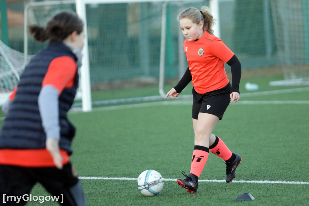 Kwiaty i czekoladki od piłkarzy dla piłkarek