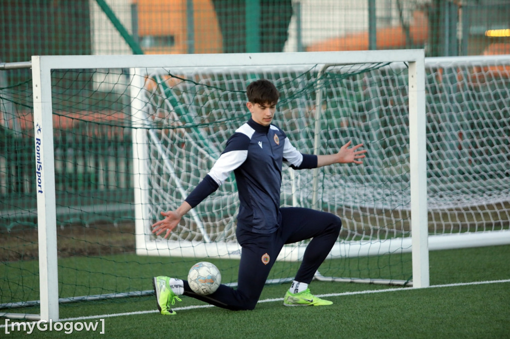 Kwiaty i czekoladki od piłkarzy dla piłkarek