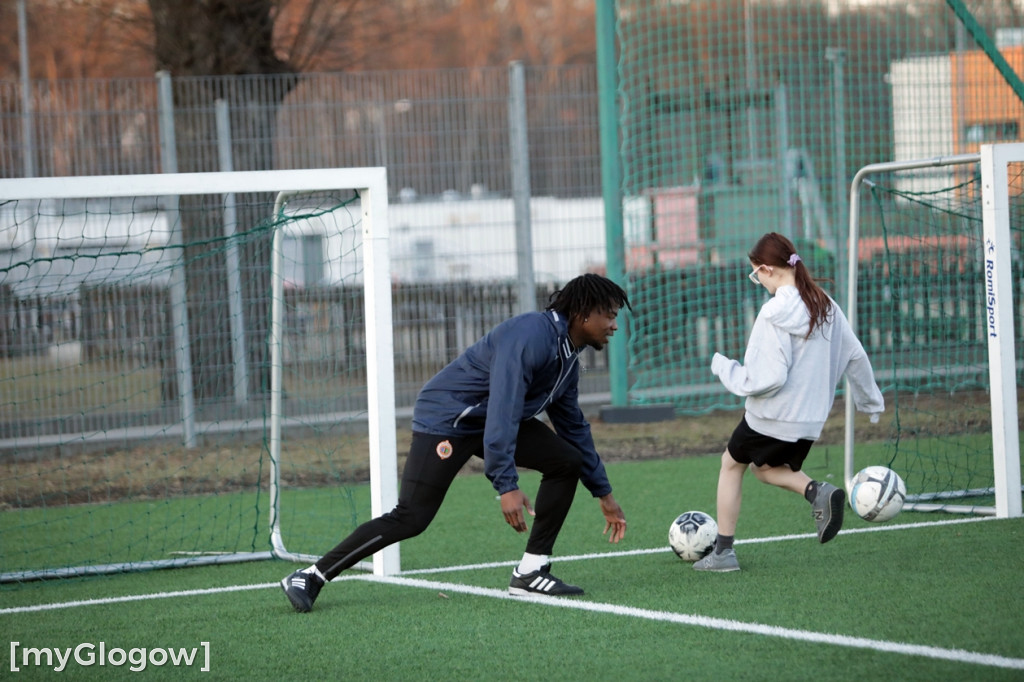 Kwiaty i czekoladki od piłkarzy dla piłkarek