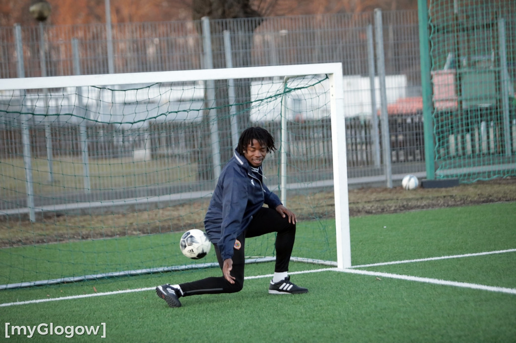 Kwiaty i czekoladki od piłkarzy dla piłkarek