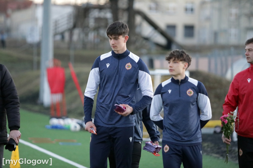 Kwiaty i czekoladki od piłkarzy dla piłkarek