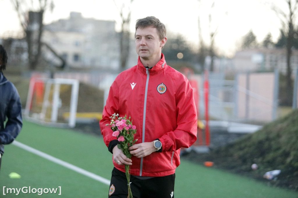 Kwiaty i czekoladki od piłkarzy dla piłkarek