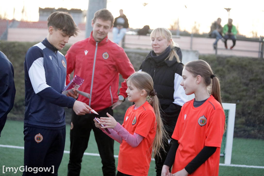 Kwiaty i czekoladki od piłkarzy dla piłkarek