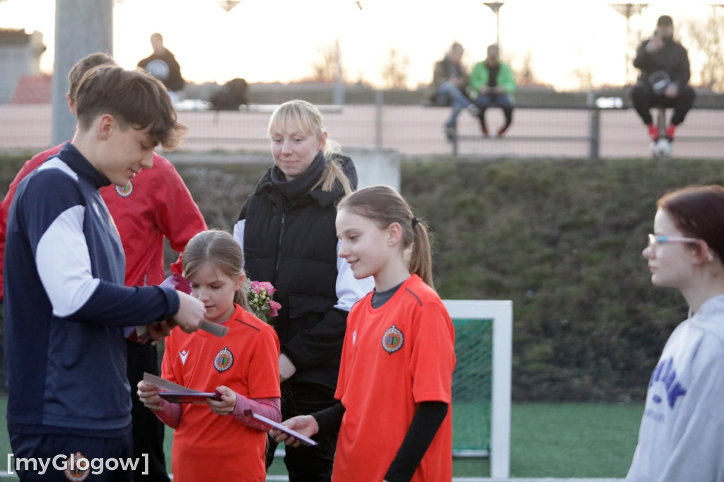 Kwiaty i czekoladki od piłkarzy dla piłkarek