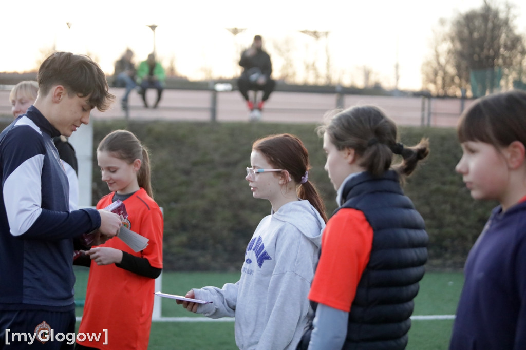 Kwiaty i czekoladki od piłkarzy dla piłkarek