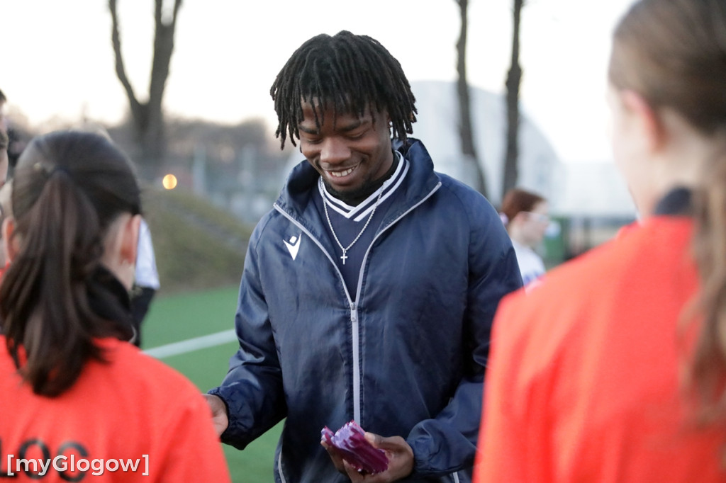 Kwiaty i czekoladki od piłkarzy dla piłkarek