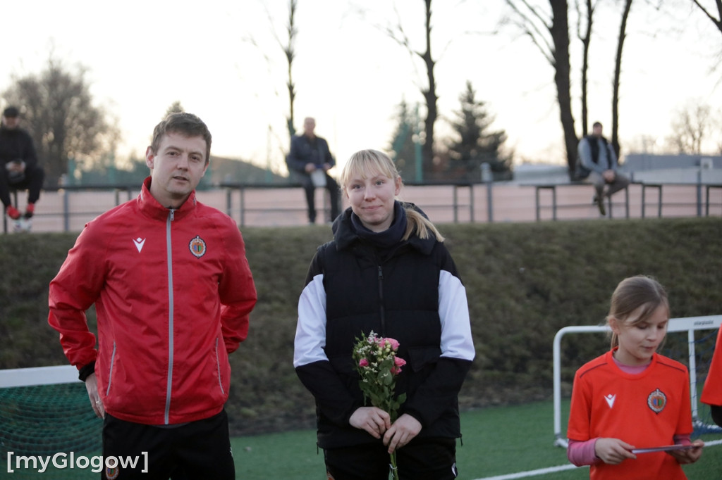 Kwiaty i czekoladki od piłkarzy dla piłkarek