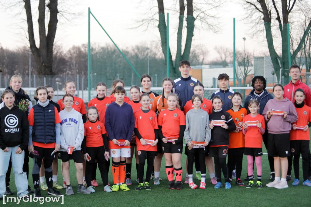 Kwiaty i czekoladki od piłkarzy dla piłkarek