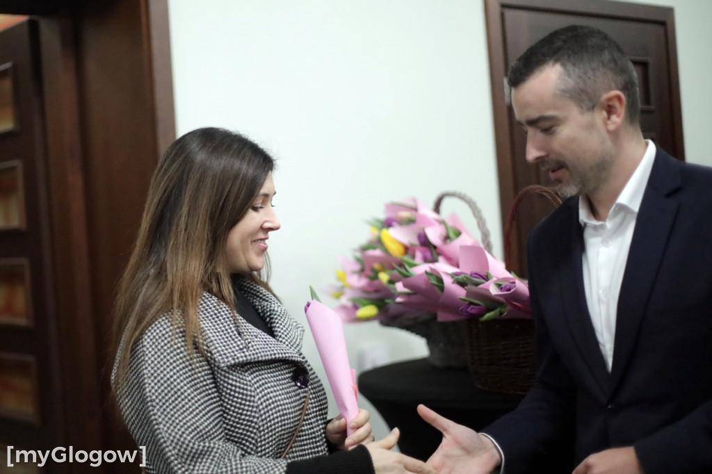 Każda kobieta z tulipanem od starosty