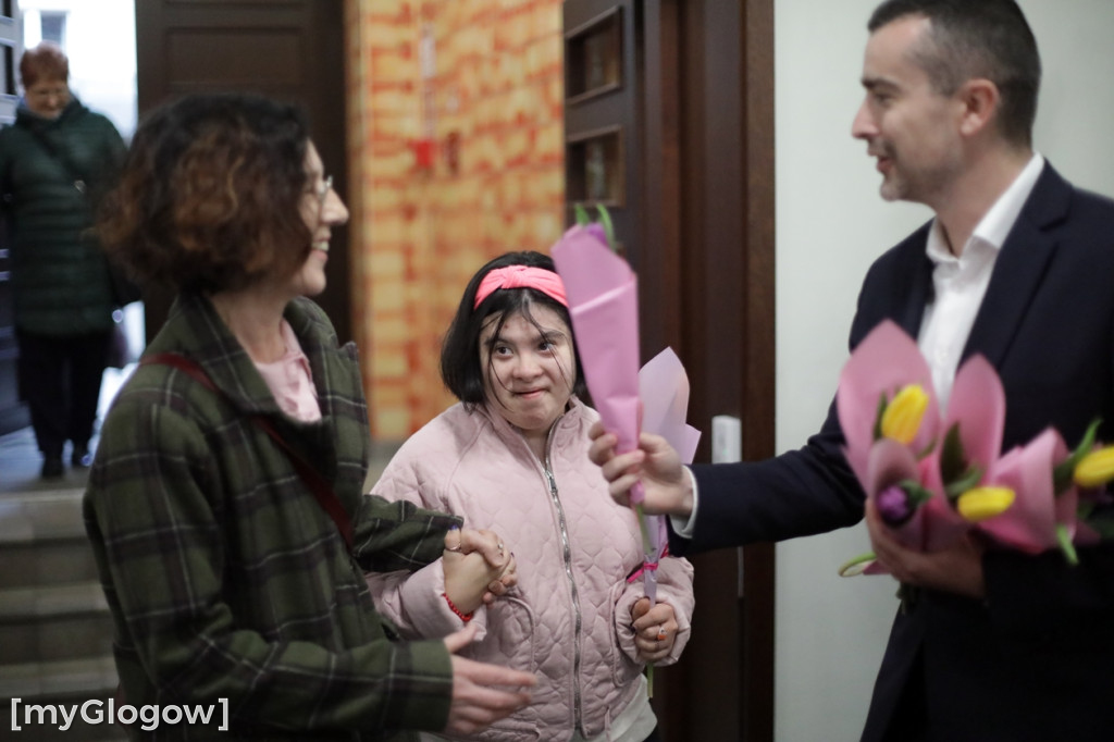 Każda kobieta z tulipanem od starosty