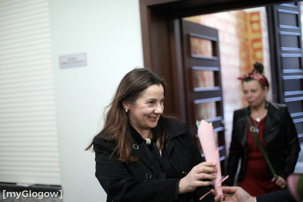 Każda kobieta z tulipanem od starosty