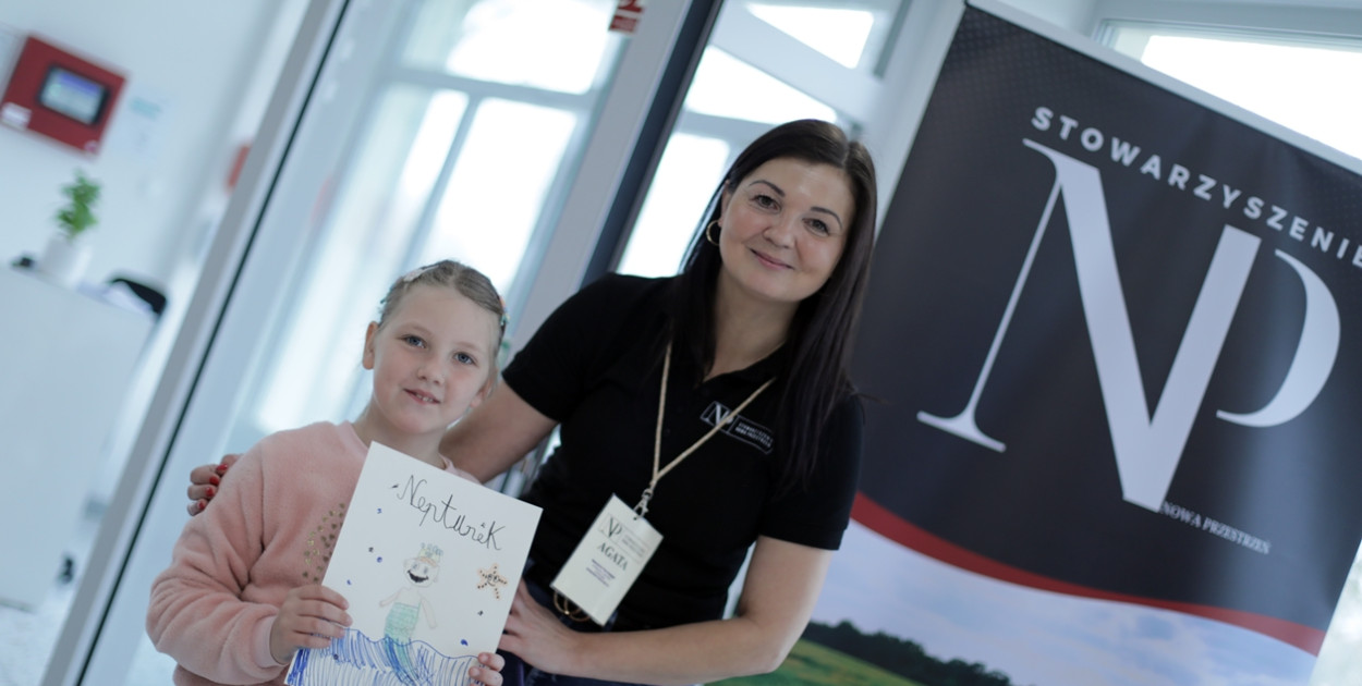 Całe rodziny malują maskotkę Neptuna